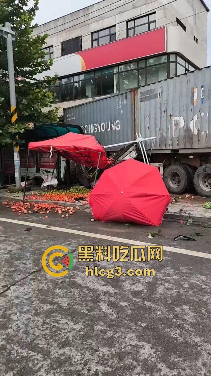 大连普兰店 大货车制动系统失控 刹车失灵 连撞数车 致一名女大学生死亡 对象发文感慨 3人受伤!-5