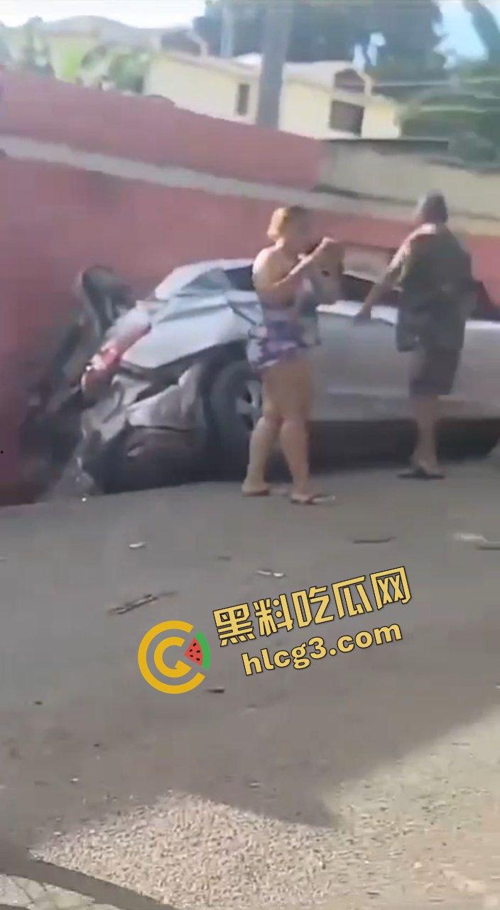 多米尼加 一卡车刹车失灵 连环撞车 碾压摩托车 致2人当场死亡 多人受伤!-2
