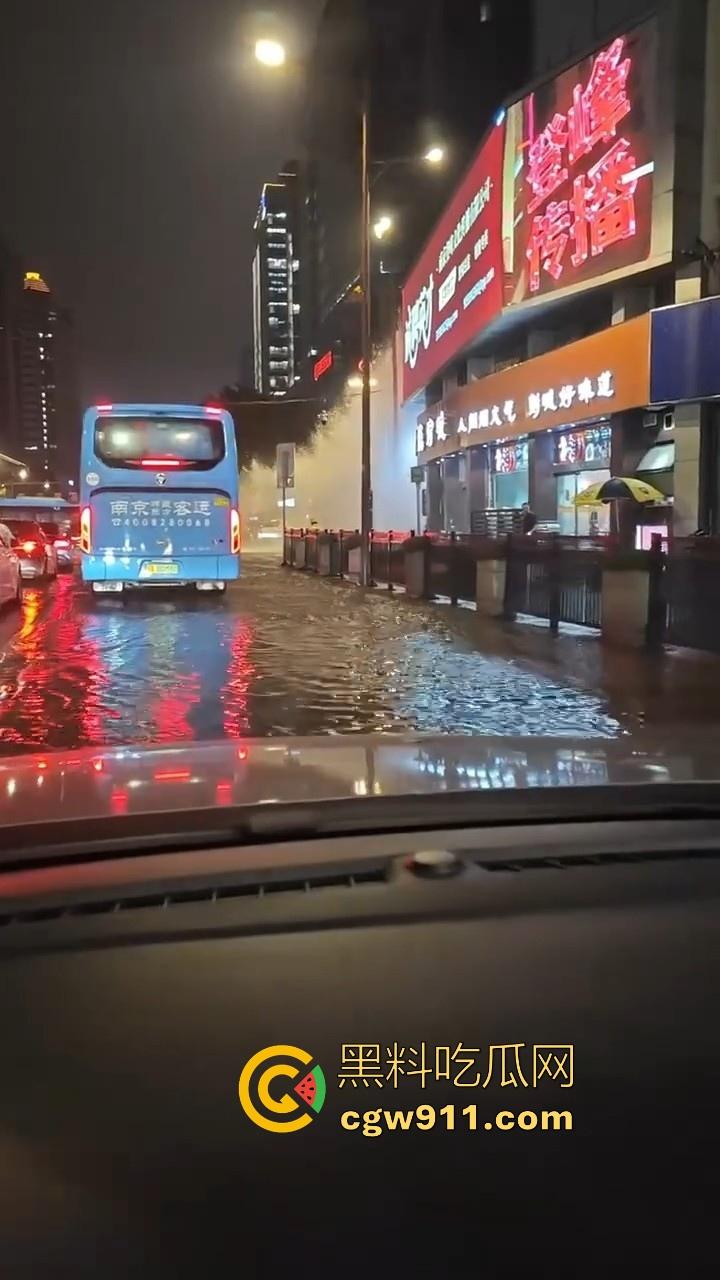 南京秦淮区万象天地自来水管大爆炸!疑似自来水主管道被施工挖断,现场洪水喷涌像个水上乐园一样!-1