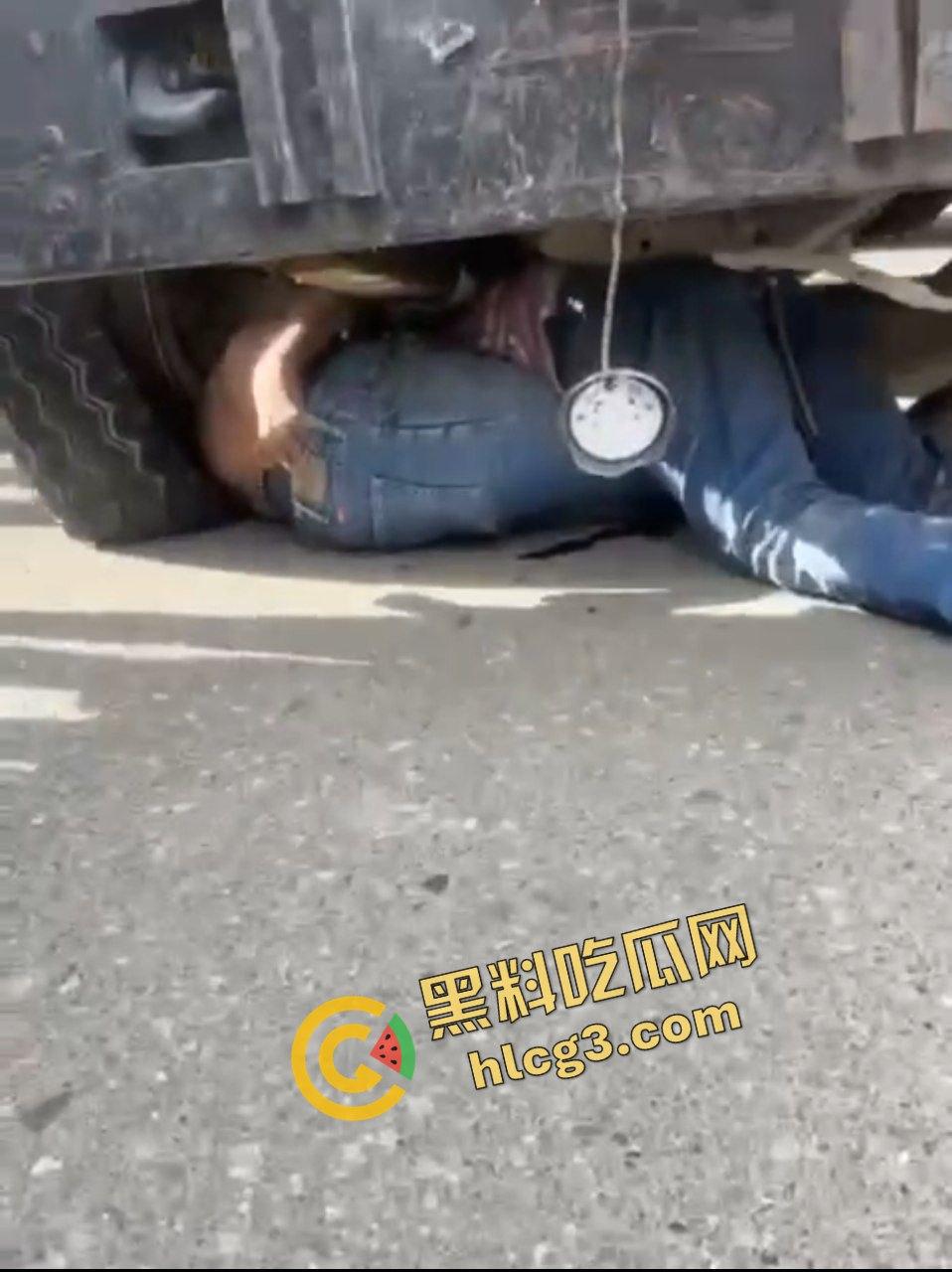 多米尼加 一卡车刹车失灵 连环撞车 碾压摩托车 致2人当场死亡 多人受伤!-5