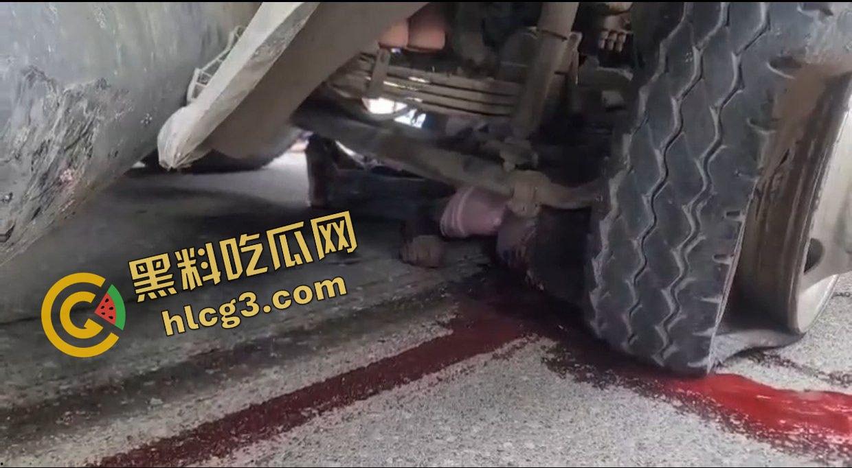 多米尼加 一卡车刹车失灵 连环撞车 碾压摩托车 致2人当场死亡 多人受伤!-6