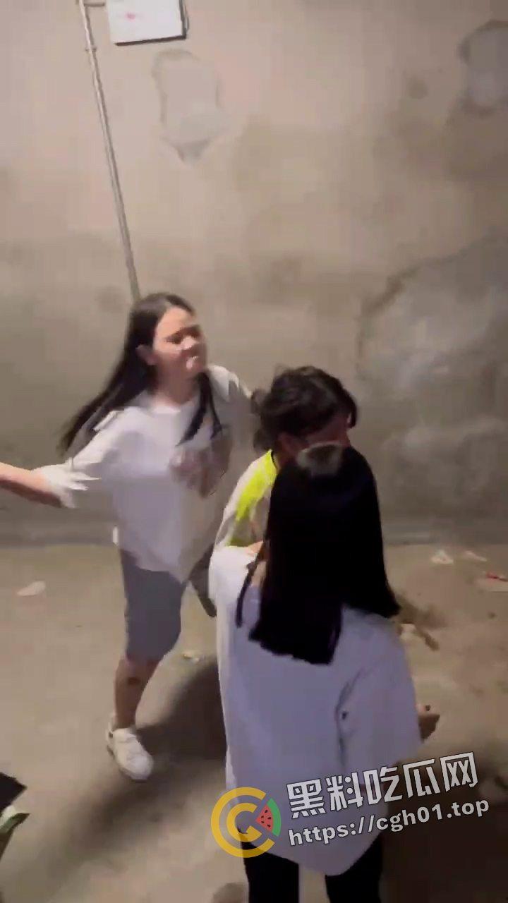 陕西大荔县初中六年级小太妹集体霸凌 轮流扇巴掌脸都肿成猪头了 现场视频流出-5