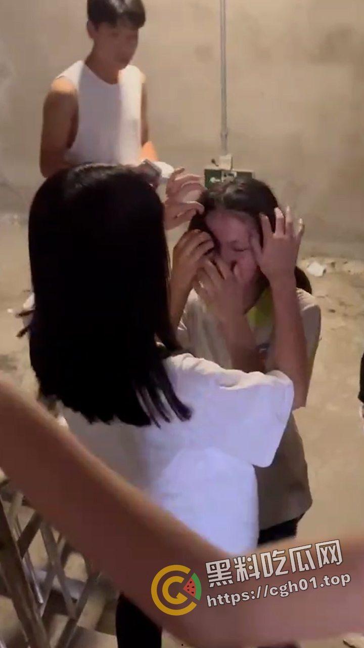陕西大荔县初中六年级小太妹集体霸凌 轮流扇巴掌脸都肿成猪头了 现场视频流出-6