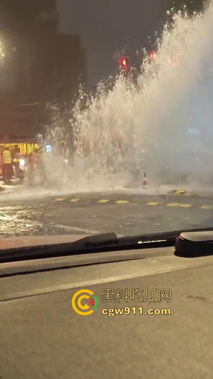 南京秦淮区万象天地自来水管大爆炸!疑似自来水主管道被施工挖断,现场洪水喷涌像个水上乐园一样!-5