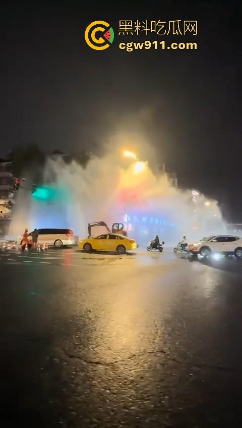 南京秦淮区万象天地自来水管大爆炸!疑似自来水主管道被施工挖断,现场洪水喷涌像个水上乐园一样!-9