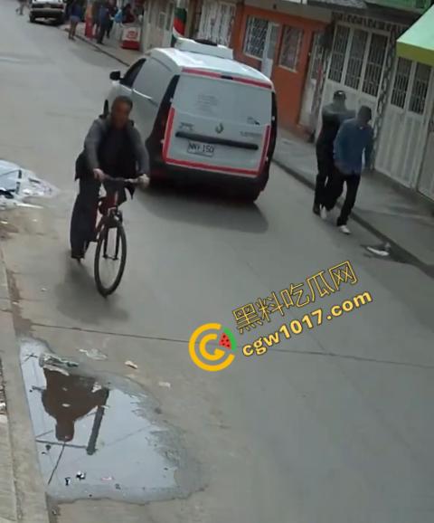 国外街头暗杀现场曝光：男子被暴徒直接爆头，警察瞬间反击，匪徒命丧街头，剩者逃窜，命运堪忧-2