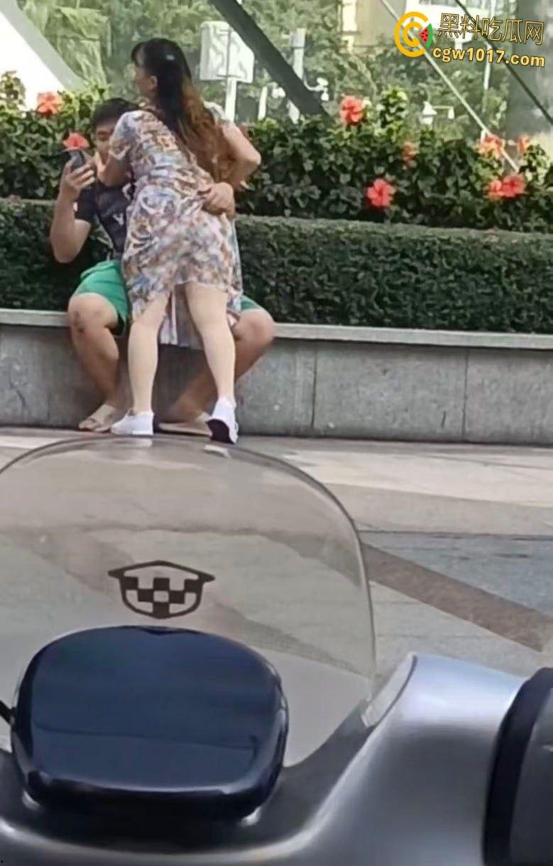 小伙爱上年龄比他妈还大的富婆!老阿姨化身小女生,在路边撒娇强吻小伙,顺便偷偷掏鸡摸屌占便宜!-3