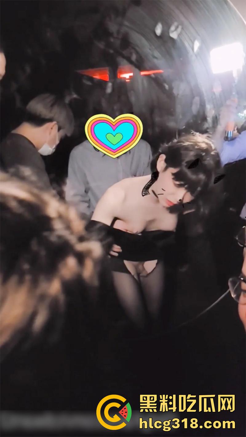 韩国超美极品ts人妖，在酒吧被人发现真身，直接拉到小角落轮奸后庭，多人淫乱激情啪啪！-11