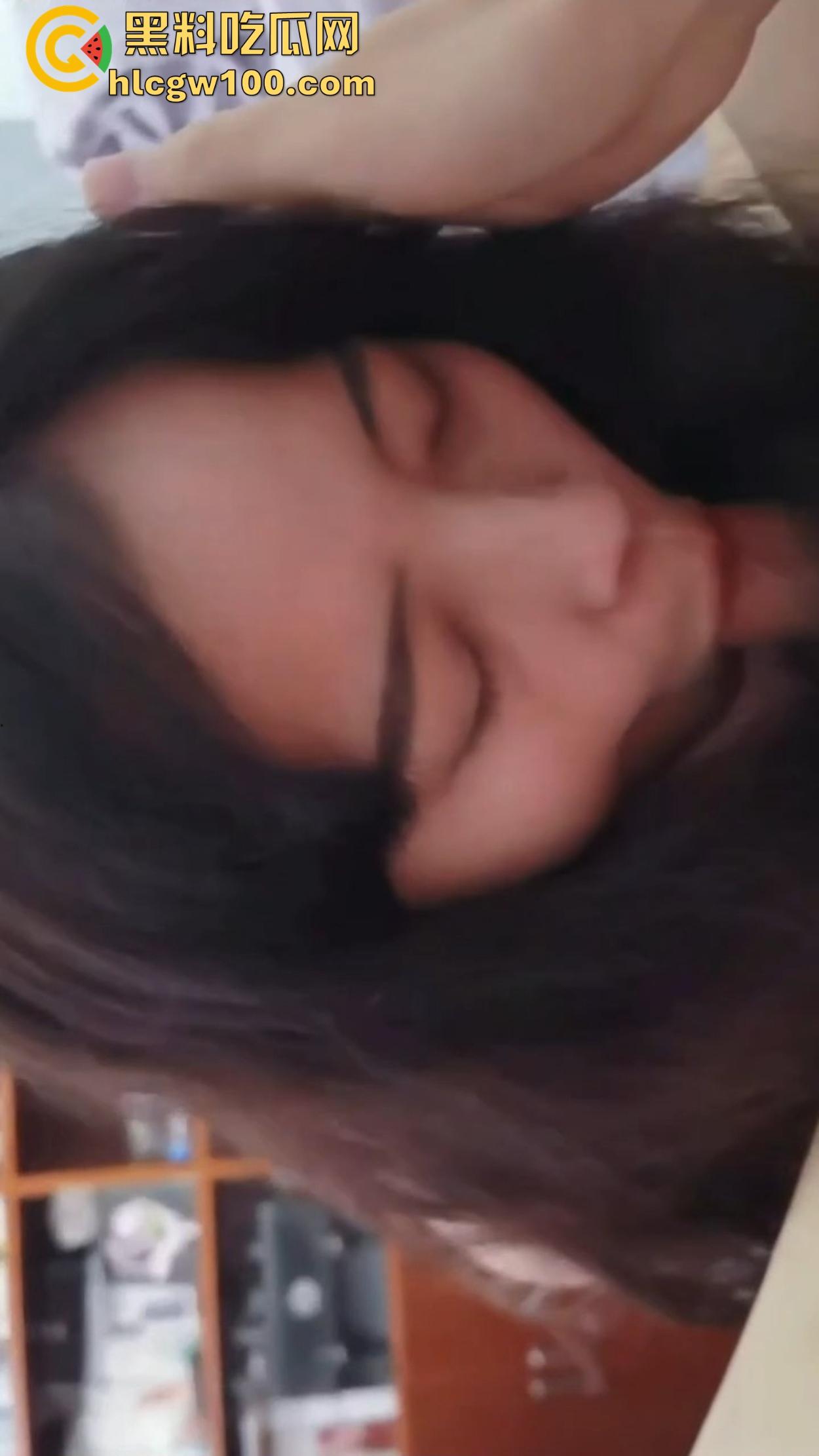 武汉骚货【高洁】已婚前女友变炮友,平时清高床上浪叫,肥穴水多舔鸡巴嗷嗷浪,嫌老公没情趣不够爽!-8