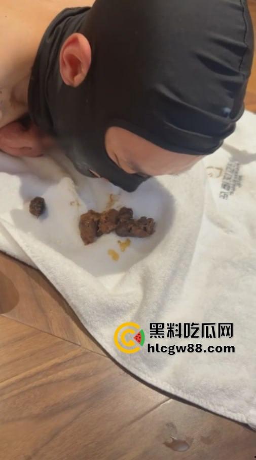 湖北女神【车模伊】SM重口调教男公狗，羞辱舔脚吃黄金小男奴欲仙欲死，喜欢这口的绝不能错过！-7