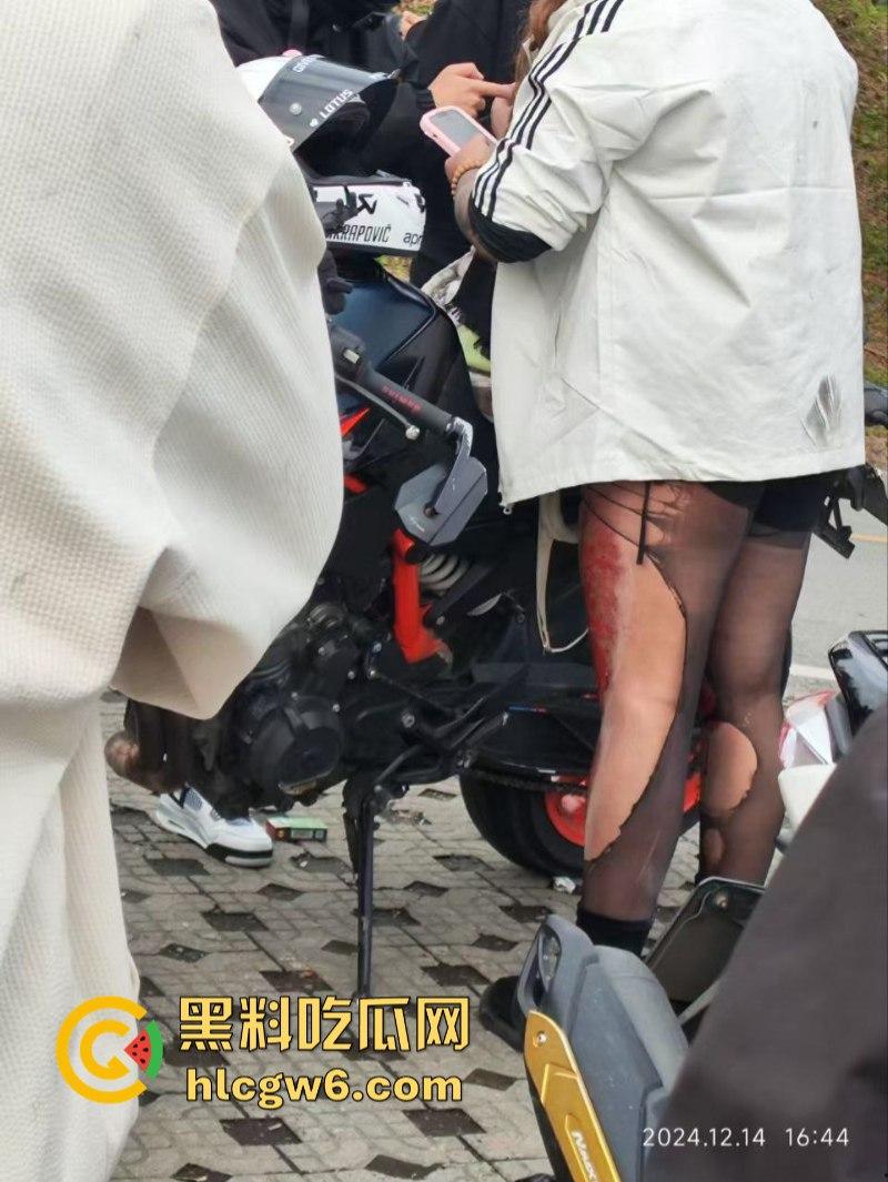 美图秀秀弱爆了 这才是真实磨皮！胖妹装逼压弯失控撞车  黑丝当场爆裂惨遭磨皮 大腿血肉模糊 真是悲惨又丢人！-1