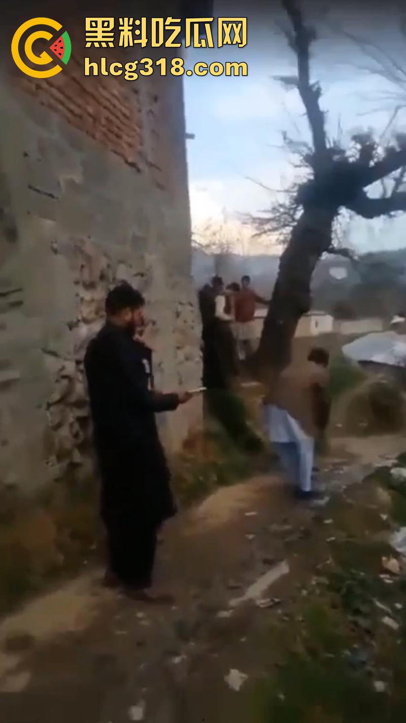 猪队友试枪惨遭爆头，巴基斯坦村民体验刚到的手枪，结果遭猪队友走火爆头，男子当场去世！-4