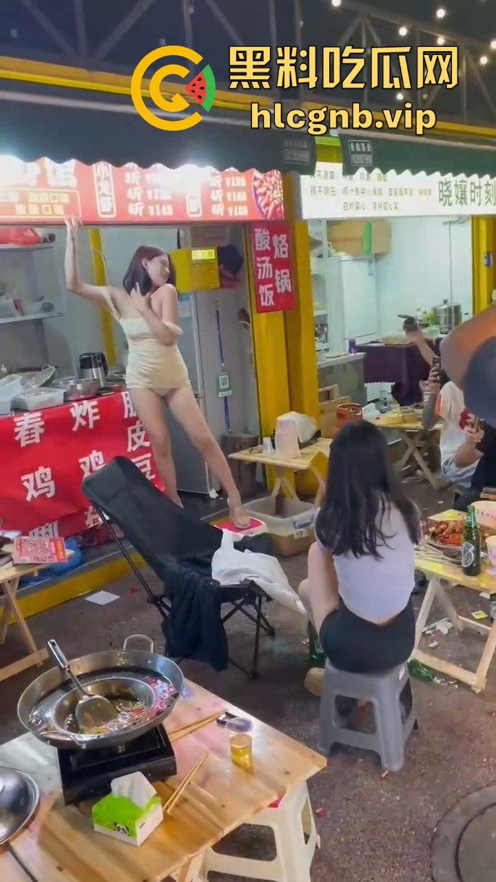 夜市龙虾吃多了，小骚货直接开舞内裤全露，酒吧里的福利竟然在夜市上演！-1