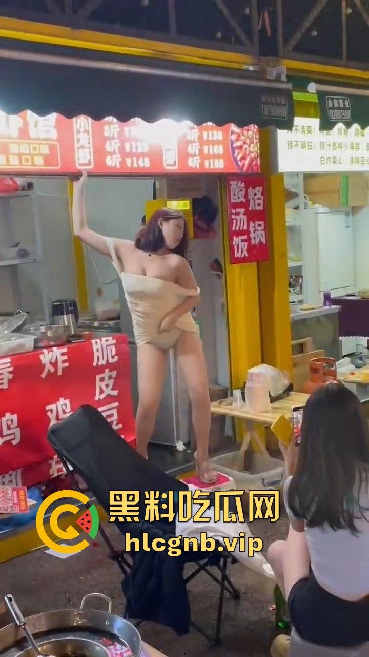 夜市龙虾吃多了，小骚货直接开舞内裤全露，酒吧里的福利竟然在夜市上演！-3