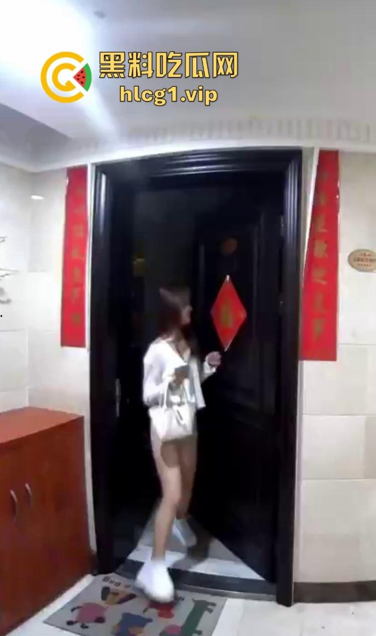 老婆不在家 叫只鸡来吃吃 哥们这是憋了多久啊？平时老婆不给操？-5