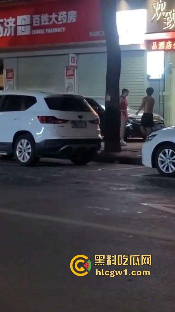 广州清远红衣少女当街强吻赤裸男 倒贴都不要 这货是有多脏？-9