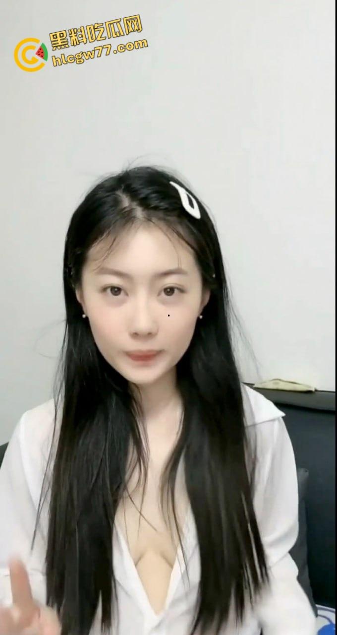 抖音清纯【虾滑】人设大翻车！乖乖女下海当福利姬，娇羞初恋脸秒变撩人尤物，超甜自慰尺度炸裂！-2