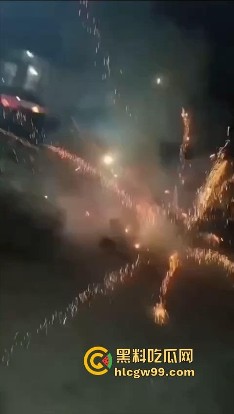 烟花爆炸翻车，观众变成靶子，本来看烟花秀，结果被烟花秀了一脸，慢一步直接喷成烟火人！-9
