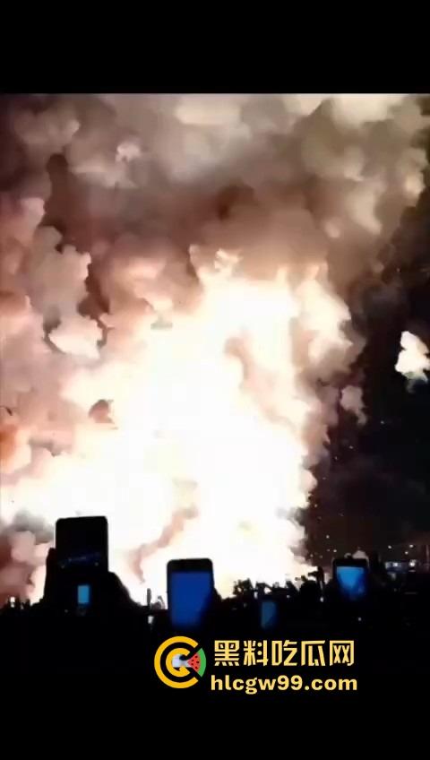 烟花爆炸翻车，观众变成靶子，本来看烟花秀，结果被烟花秀了一脸，慢一步直接喷成烟火人！-12
