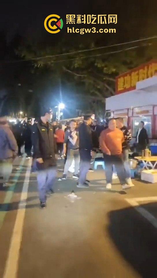 广州市海中村城管狗打商贩！冲突激烈街头变战场！真该用坦克300来对付这些城管畜生！-10