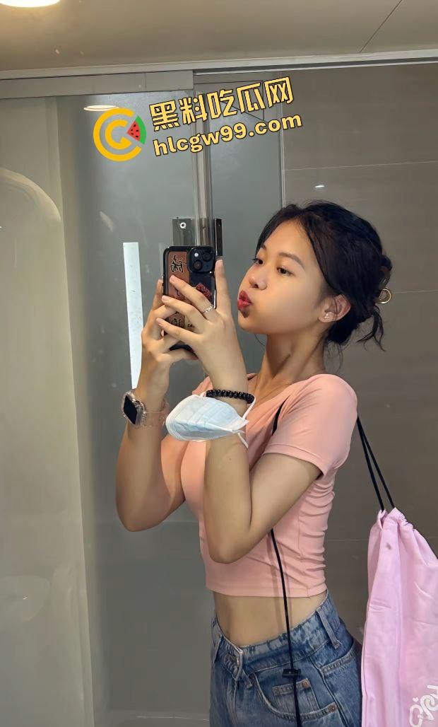 抖音清纯嫩妹反差学生妹『Jessic』私底下酒店约炮会员大哥，粉色上衣塞满后怼嫩逼！独家曝光流出！-2