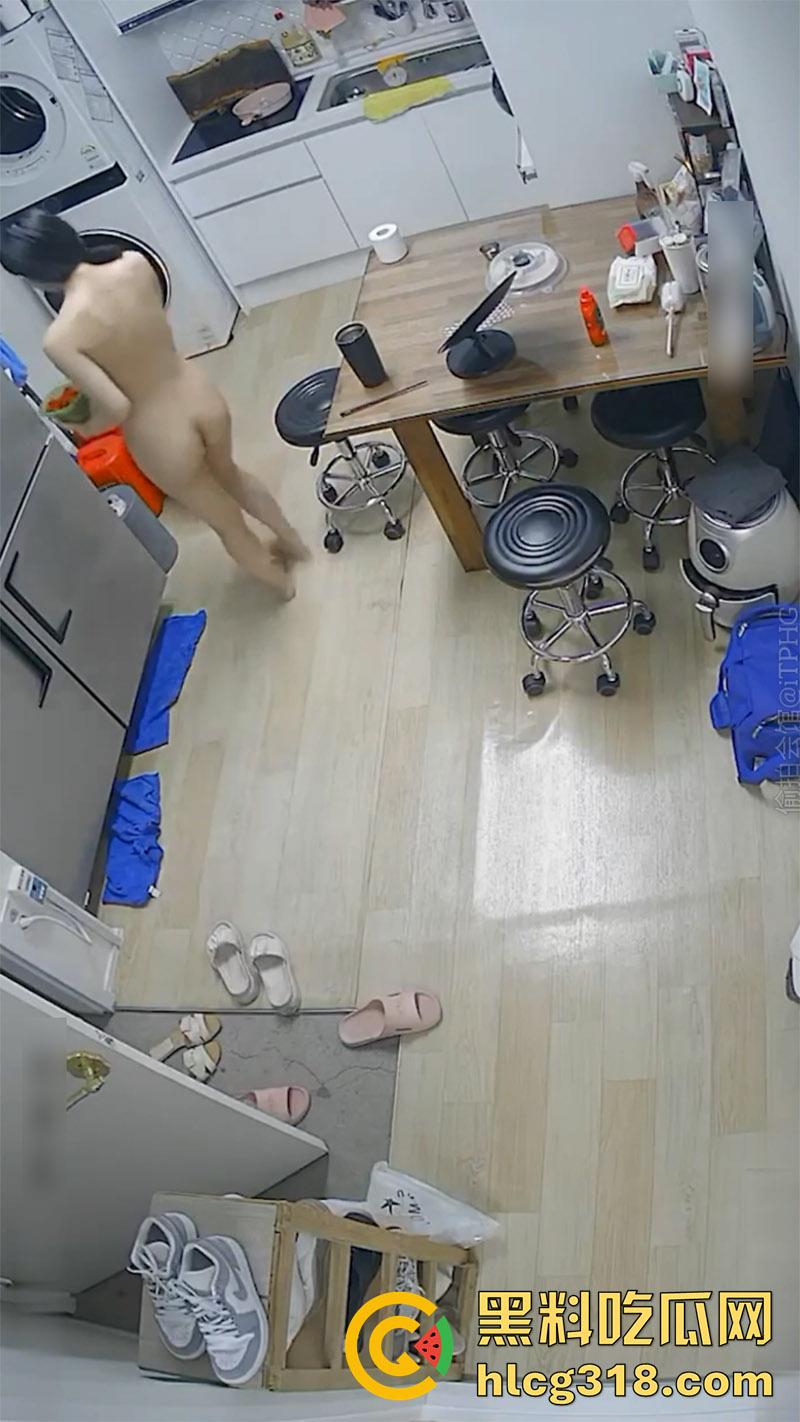 变态房东偷窥狂，出租屋按针孔摄像头偷窥，性感小姐姐母女生活，居家全裸大奶长腿，小翘臀看着就欠干！-5