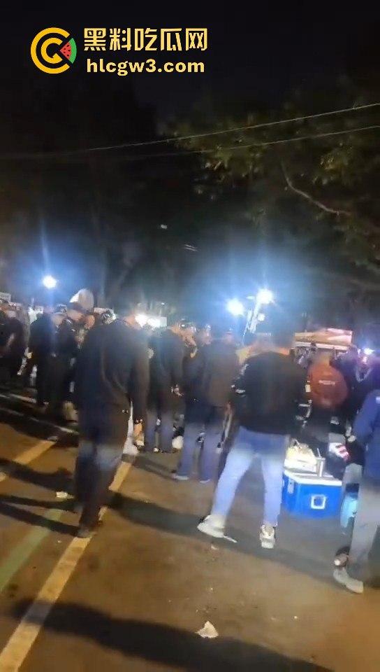 广州市海中村城管狗打商贩！冲突激烈街头变战场！真该用坦克300来对付这些城管畜生！-11