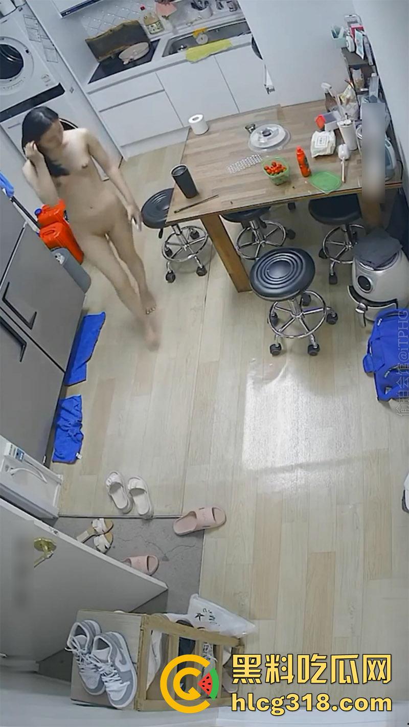 变态房东偷窥狂，出租屋按针孔摄像头偷窥，性感小姐姐母女生活，居家全裸大奶长腿，小翘臀看着就欠干！-6