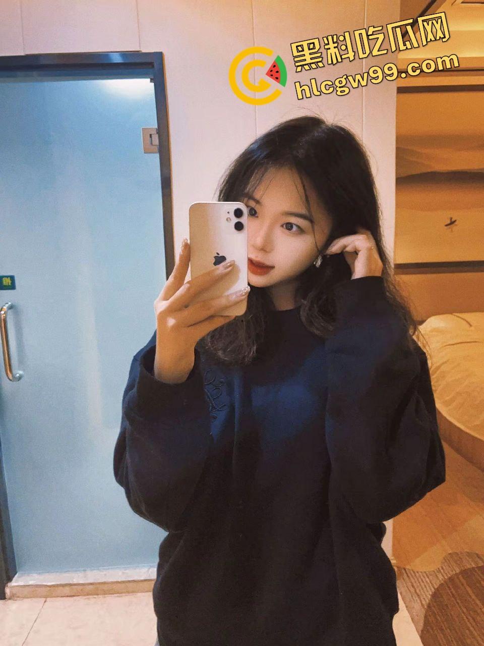 抖音清纯嫩妹反差学生妹『Jessic』私底下酒店约炮会员大哥，粉色上衣塞满后怼嫩逼！独家曝光流出！-4