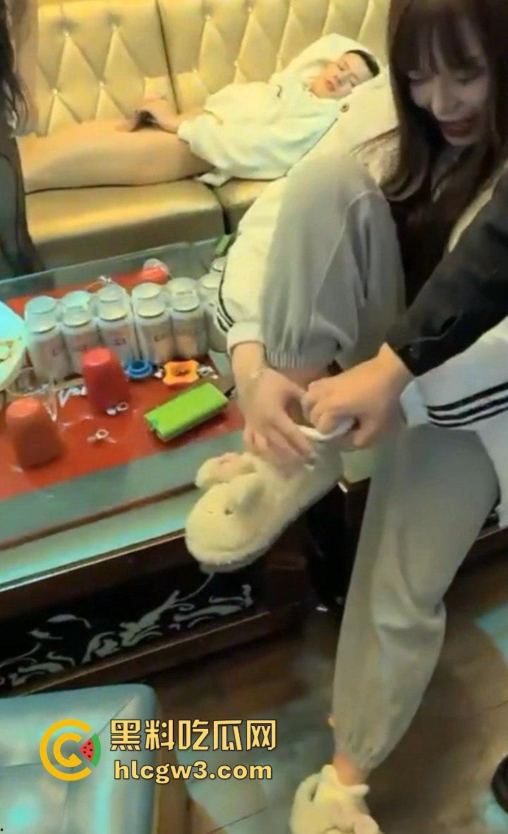 KTV包厢变炮房 黑丝小妹喝多了直接当众开操 精神小伙顶到叫声回荡 做爱全程兄弟拍 姐妹看热闹！-1