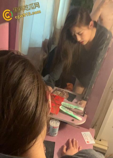 抖音性感网红【林萌】，甜美外表下竟是性瘾狂魔，连牙刷都拿来自慰，被男友按在镜子前后入！-7