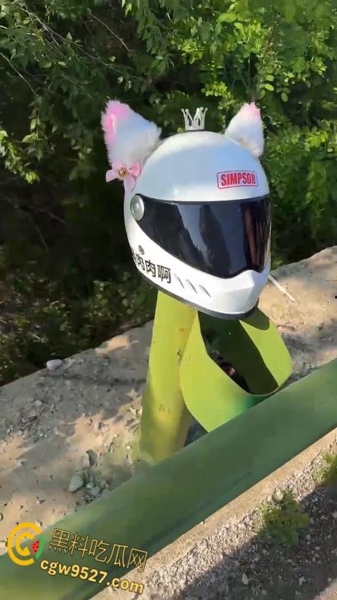 抖音清纯机车妹【是肉肉呀】，路边高速压弯，不慎滑倒人都甩飞了，这下全村又得开席了 !-6