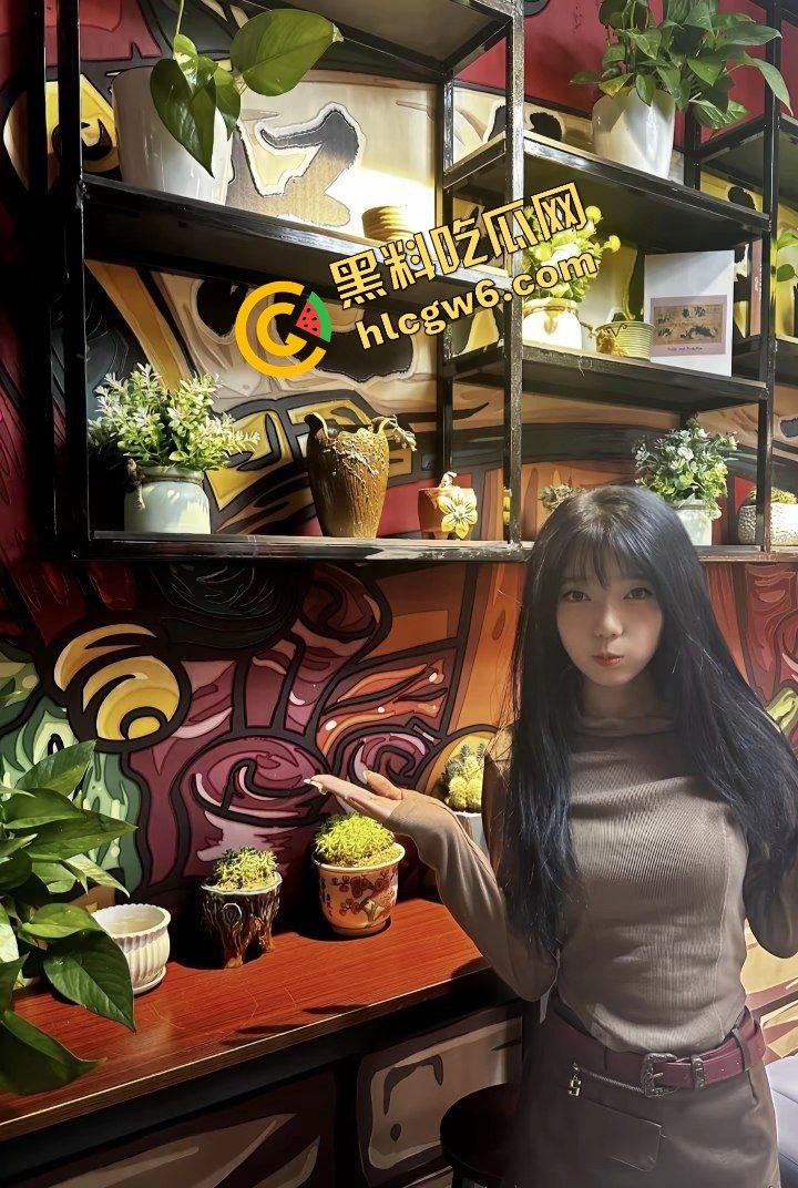 湖南邵阳学院清纯甜妹细腰炮台『戴佳怡』全自动骚臀小骚逼 主动抽插金主鸡巴！原创独家曝光流出！-4