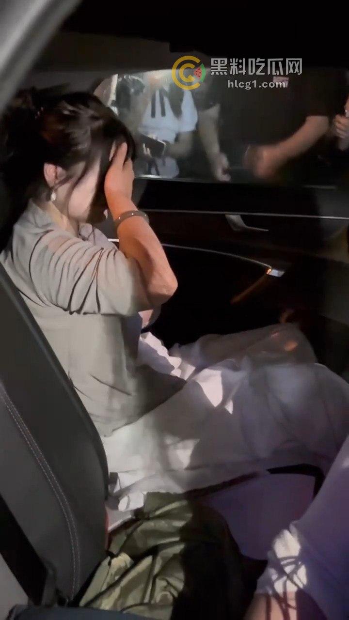 震撼现场！南京奥迪车主带小三遭正妻当街围堵，引发全城大堵车！-5