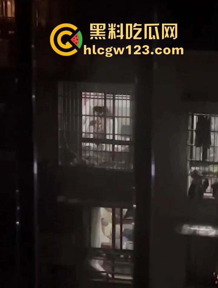 邻居夫妻客厅性爱 忘拉窗帘被偷拍 各种姿势变换激烈 从客厅干房间 画面火辣至极！-7