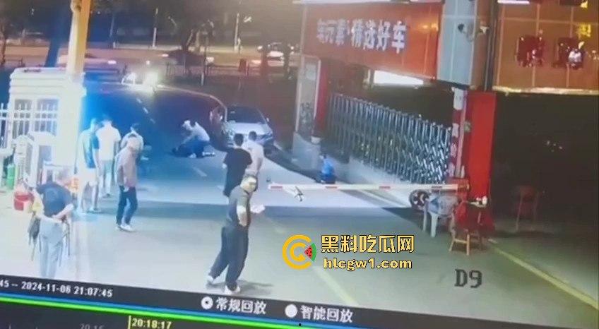 广东领克车主停车费扯皮装逼，拦车羞辱结果被二五仔倒车直接撞飞！全程自作自受！-6