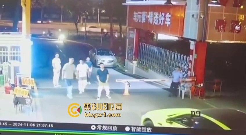 广东领克车主停车费扯皮装逼，拦车羞辱结果被二五仔倒车直接撞飞！全程自作自受！-8