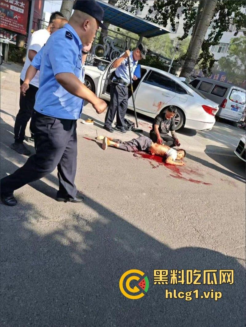 山西长治 第七中学学校门口  一男子被砍身亡！-1