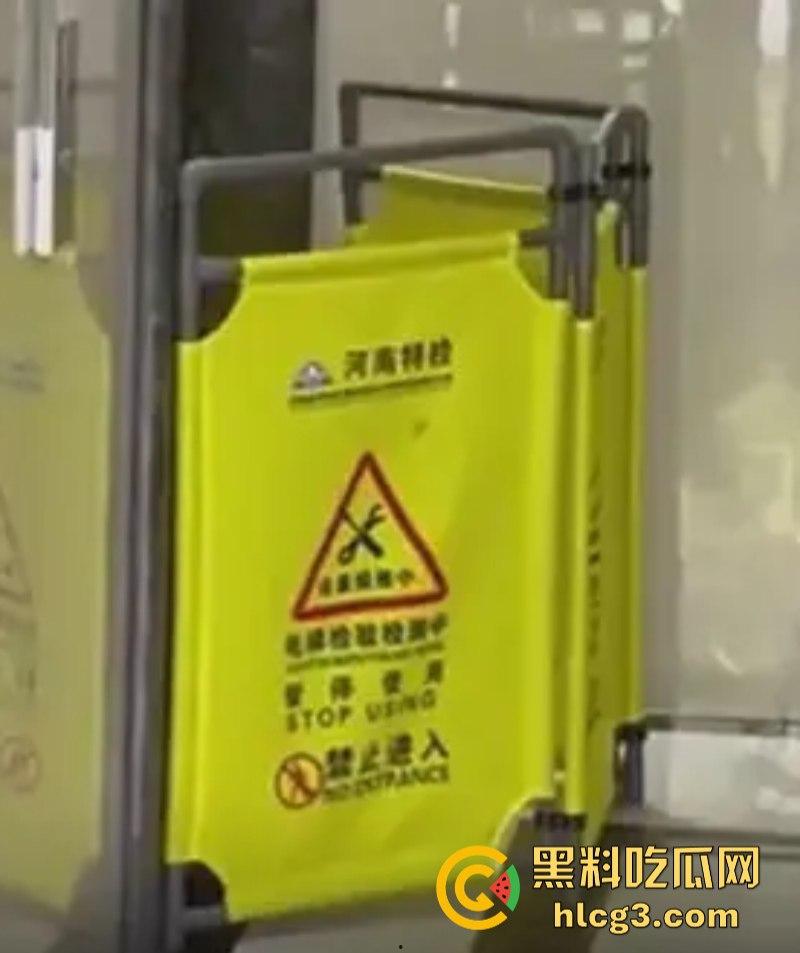 电梯刚交付一年!业主被困电梯扒门自救坠井身亡!-1