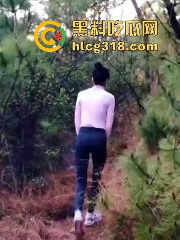 跟极品登山炮友挑战高难度做爱，树上后入美臀瑜伽裤，高难度一般人请勿模仿！-1