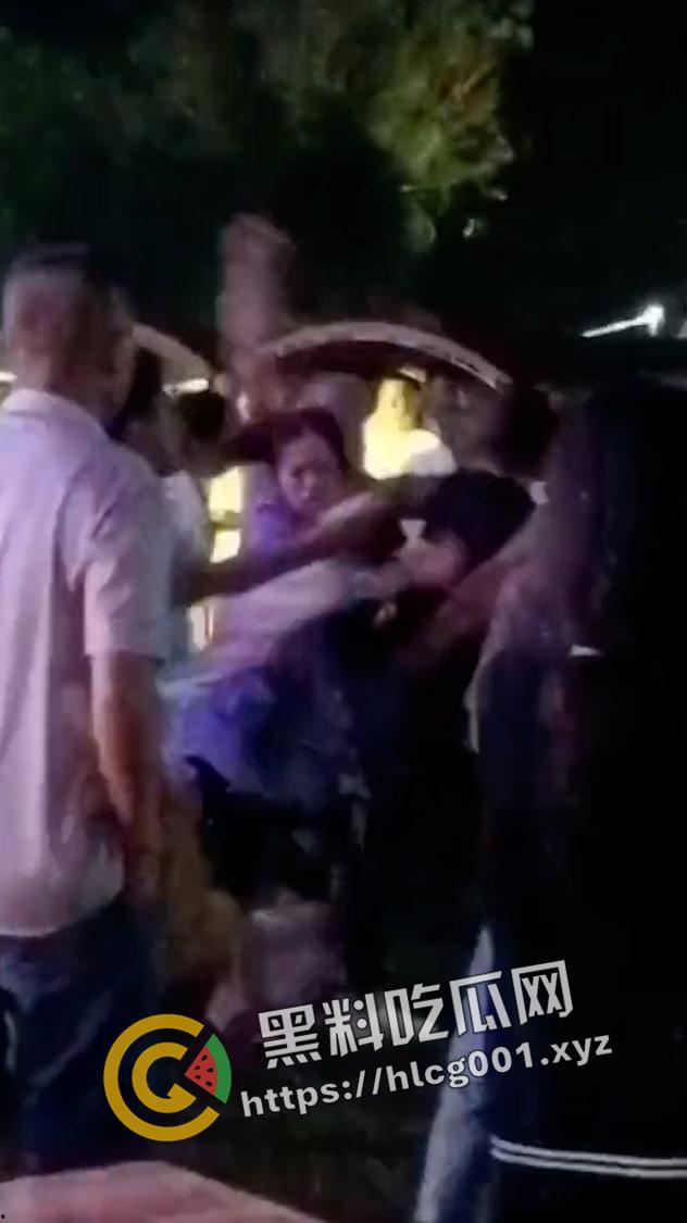 海南海口大致坡大陆人大战海南人 摸了本地人老婆地屁股 命就得留下 现场视频流出 真下死手-3