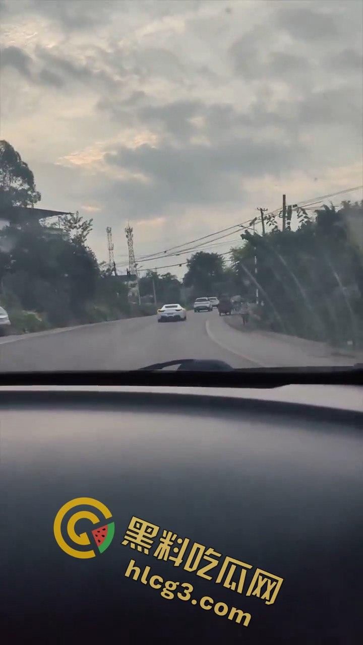 重庆垫江法拉利撞车，租车想学范迪塞尔，结果哭着回家！租车司机炫技失败后悔不已！-1