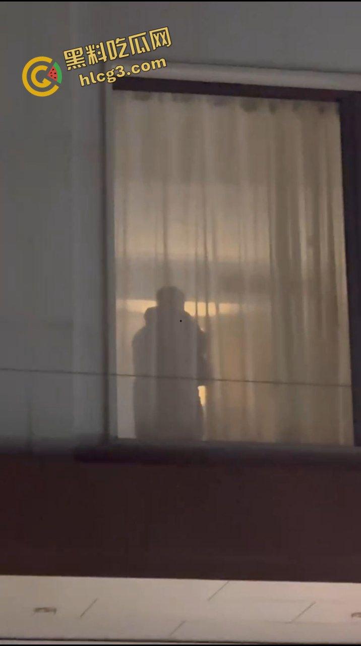 广西北海涠洲 小情侣激情后入性爱 窗帘透光一览无余 被路人偷拍 太猛了吧-3