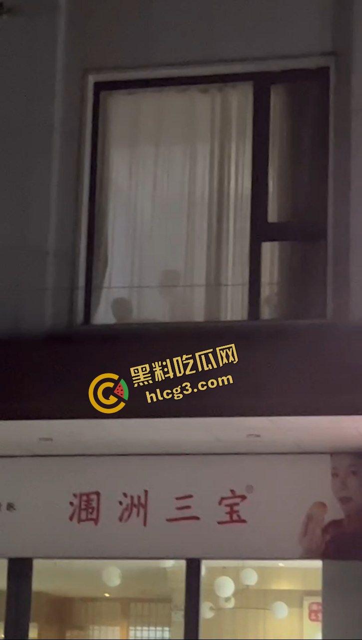 广西北海涠洲 小情侣激情后入性爱 窗帘透光一览无余 被路人偷拍 太猛了吧-6