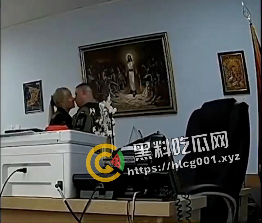 乌克兰军队高官办公室连续幽会两名女子 办公室监控被流出 兄弟们还在前线战斗 你小子怎么先享受起来了-1