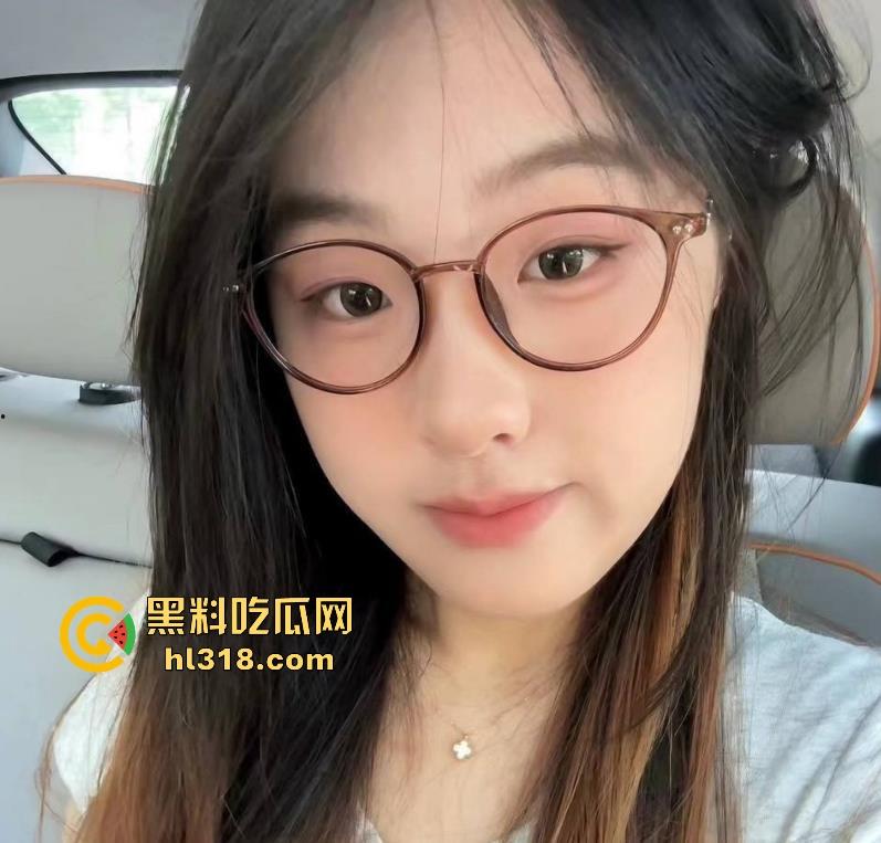 小情侣在长椅上亲密被偷拍，眼镜骚女自动骑乘，男的又是揉胸，又是抠逼的，没钱开房吗？-1