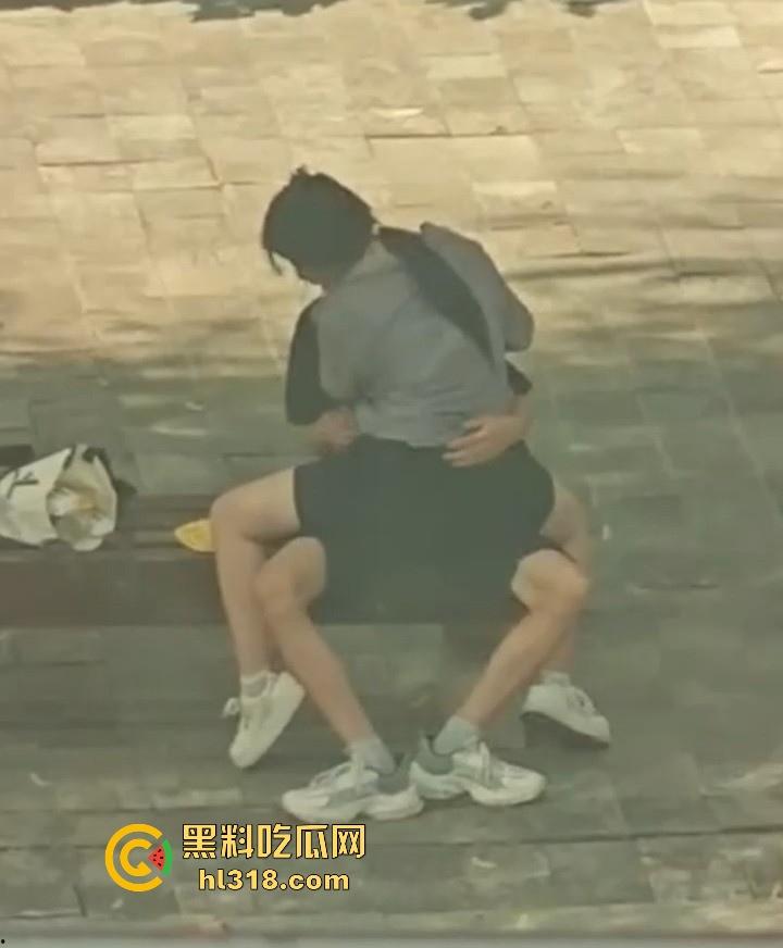 小情侣在长椅上亲密被偷拍，眼镜骚女自动骑乘，男的又是揉胸，又是抠逼的，没钱开房吗？-8