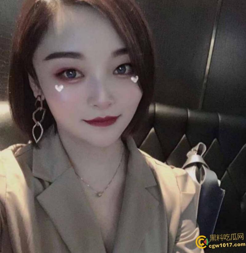 海南大学学妹【赵静怡】，被金主包养视频流出，穿着连体黑丝被金主按住头操嘴，极品翘臀后入打桩猛草 ！-2