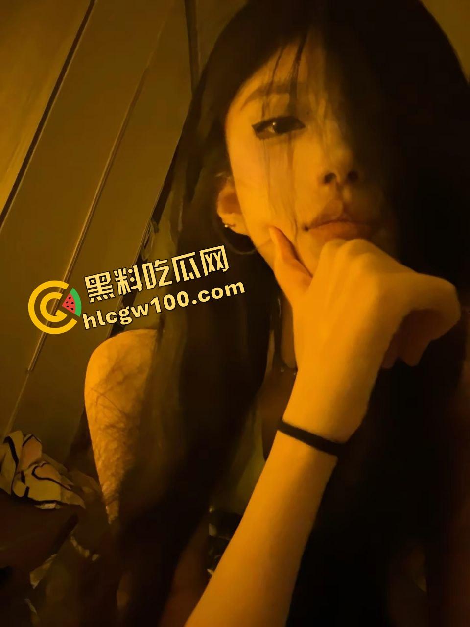 学成归来的肉丝小姨子【张佳】回家过年不忘老本行，约炮猛男酒店各种爆干骚逼内射！独家曝光流出！-4