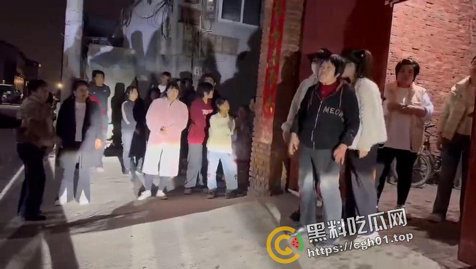 河北定州捉奸大战 被婆婆捉奸车震 带人上门大战 犹如黑帮大战现场 前排吃瓜-4